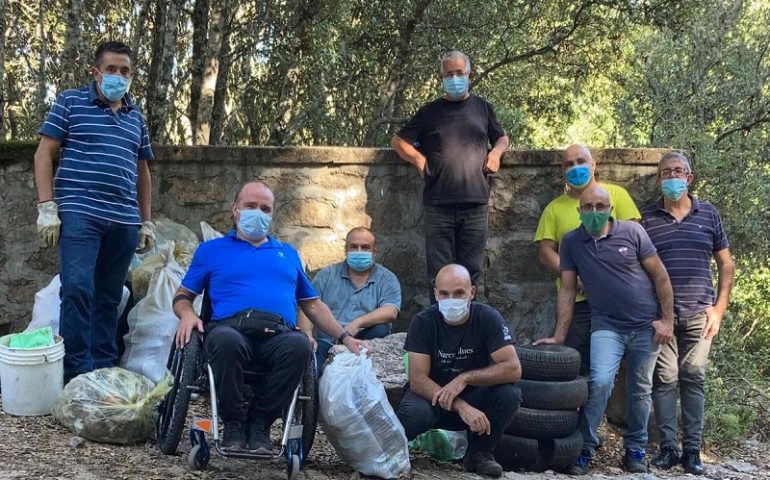 (FOTO) Ripartono le TrashChallenge: a Villagrande un gruppo di volontari ripulisce Sarrommini