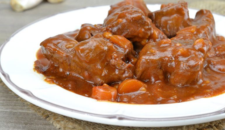 La ricetta Vistanet di oggi: Ghisadu, spezzatino di bue rosso del Montiferru, piatto sardo per chi ama la carne