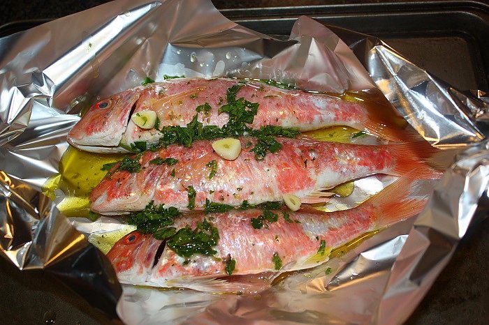 La ricetta Vistanet di oggi: triglie di scoglio al cartoccio, un classico della cucina di pesce