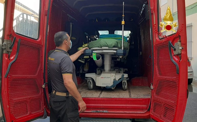 Nuoro: i Vigili del Fuoco sistemano l’aula per un giovane studente disabile