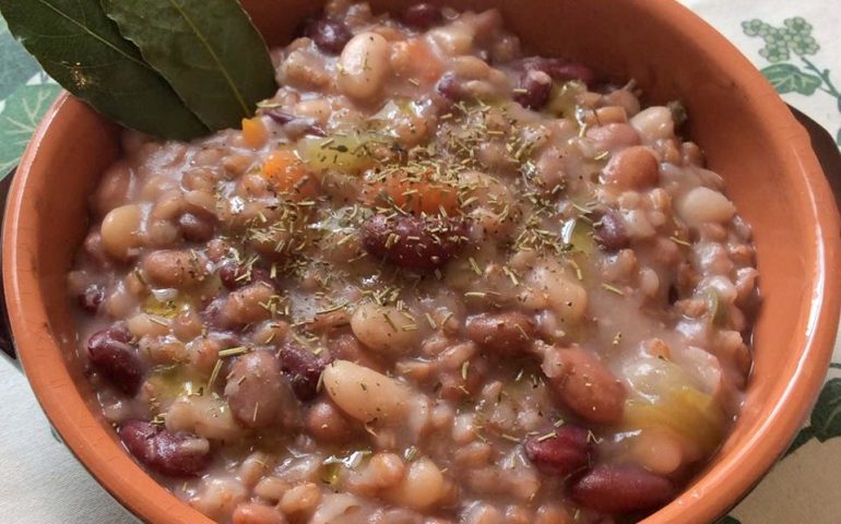 La ricetta Vistanet di oggi: zuppa di legumi misti, un piatto saporito e nutriente