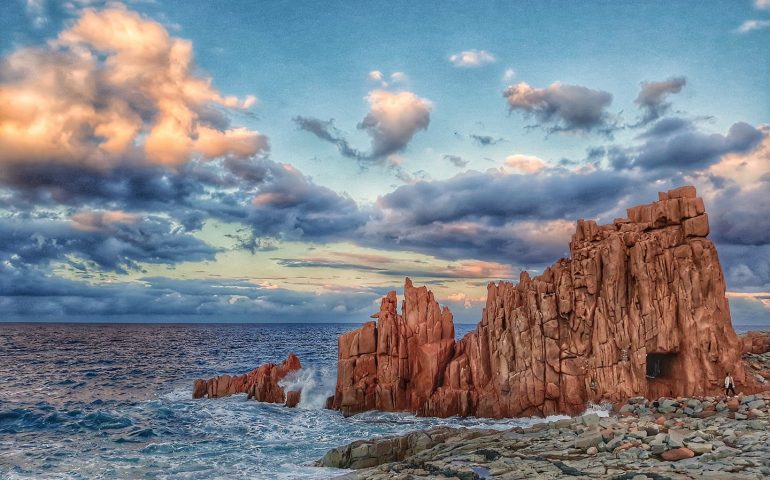 Le foto dei lettori. Tutta la magia delle Rocce Rosse nello scatto di Alessandra Useli