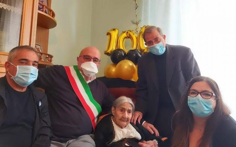 Ogliastra terra di longevità. Talana in festa per i 100 anni di Tzia Francesca Muggianu