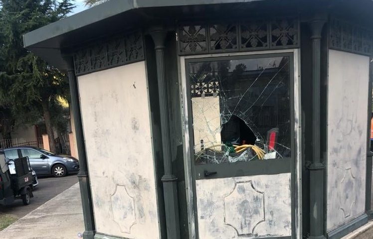 Atto vandalico in Piazza repubblica a Lotzorai. Il sindaco Rubiu: “La comunità non lo merita”