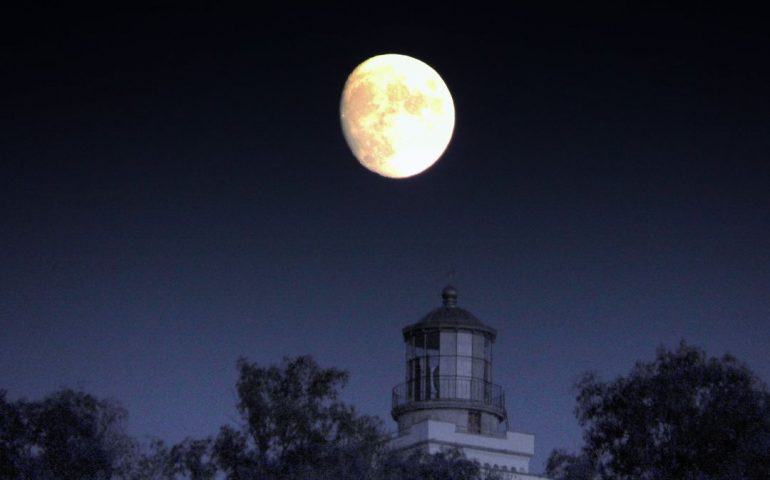 La foto del giorno. Il faro di Arbatax illuminato dalla luce della luna piena