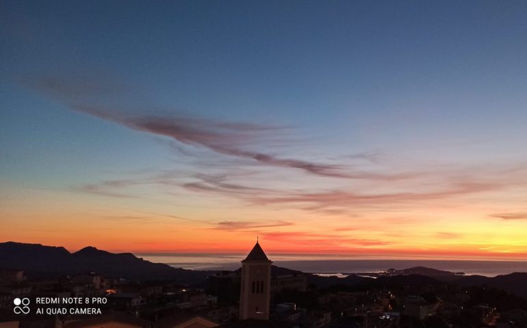 Le foto dei lettori. Il sole sorge su Arzana nello scatto di Patrizia Sioni