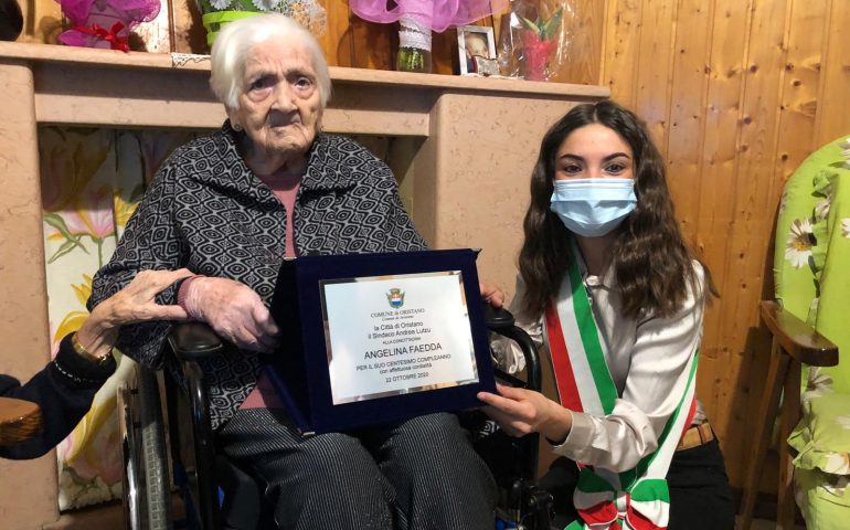 Oristano ha una nuova centenaria. Angelina Faedda festeggia avvolta dall’affetto della comunità