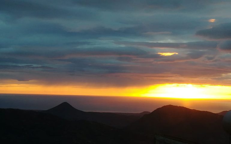 Le foto dei lettori. A Ulassai il sole sorge nello scatto di Luisa Pilia