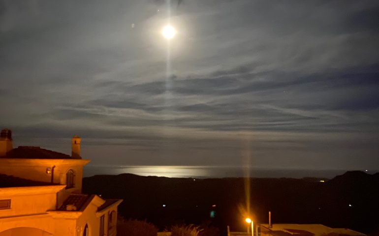 La foto del giorno. La Luna piena riflessa sul mare nello scatto di Lisa Melis
