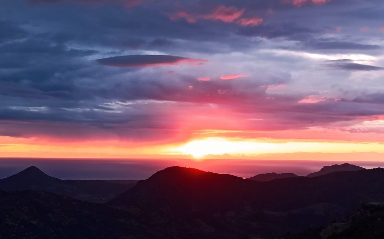 La foto del giorno. L’alba ammirata da Ulassai nello scatto di Massimo Zanda