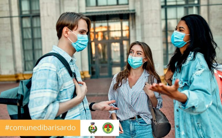 Bari Sardo, il Comune distribuisce mascherine FFP2 agli studenti alla fermata del bus