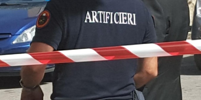 Giallo a Buddusò. Una bomba scagliata nella notte contro il portone di un dipendente Assl: si indaga