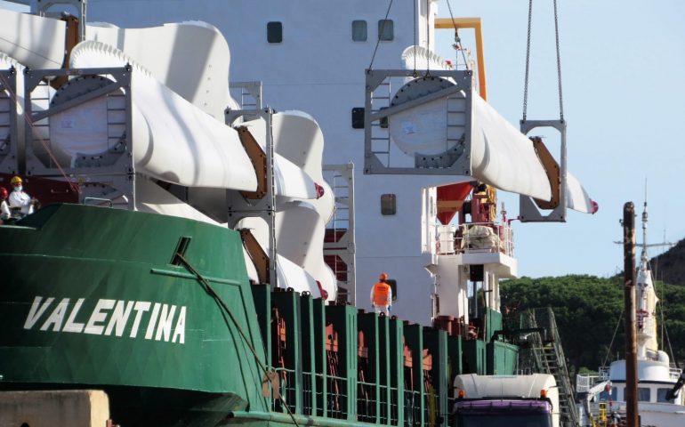 Arbatax, la nave Valentina consegna altri pezzi per il parco eolico di Ulassai