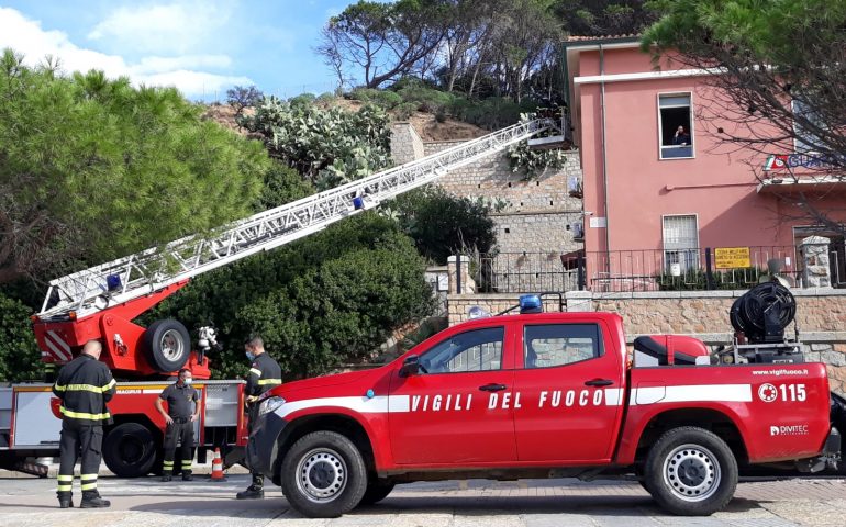 La fotonotizia. I Vigili del fuoco intervengono ad Arbatax per mettere in sicurezza una struttura