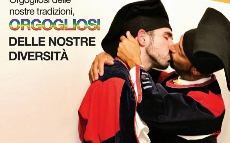 Elezioni a Nuoro: il bacio gay in costume sardo contro l’omofobia dei Giovani Democratici