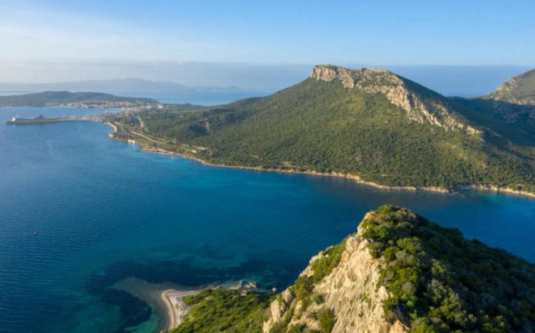 Lungomare di Golfo di Aranci invaso dal polistirolo. I cittadini: “Intervengano gli enti preposti”