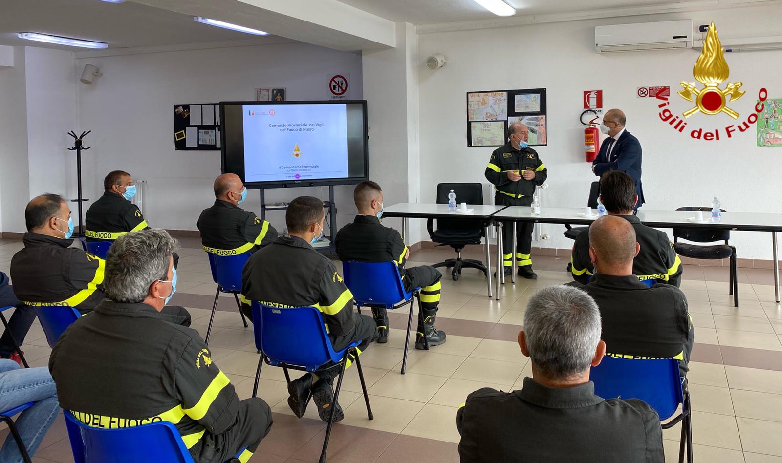 Il prefetto di Nuoro Rotondi in visita dai Vigili del Fuoco.