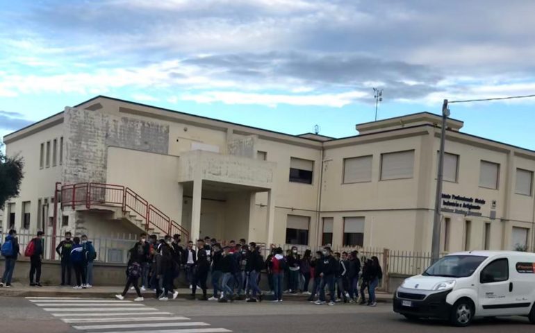 Gli studenti delle superiori di Tortolì in sciopero: “Non ci sentiamo sicuri, meglio la dad”