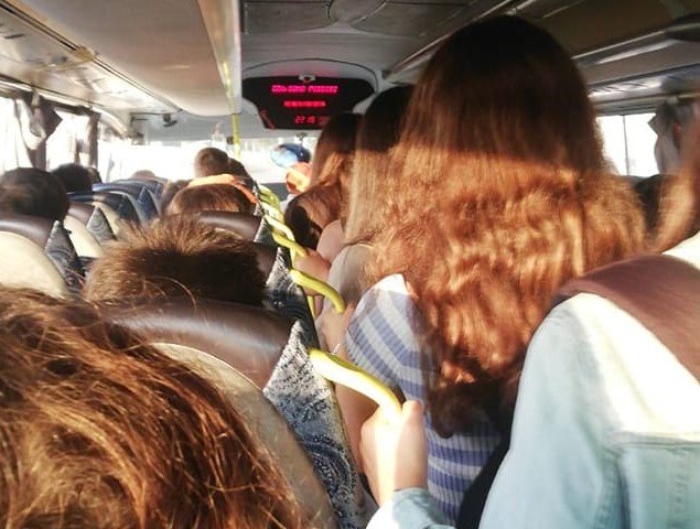 Studenti ammassati sui bus, genitori sardi in rivolta: “La Regione risolva subito il problema trasporti”
