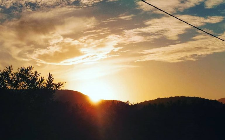 Le foto dei lettori. Il sole tramonta su Tortolì