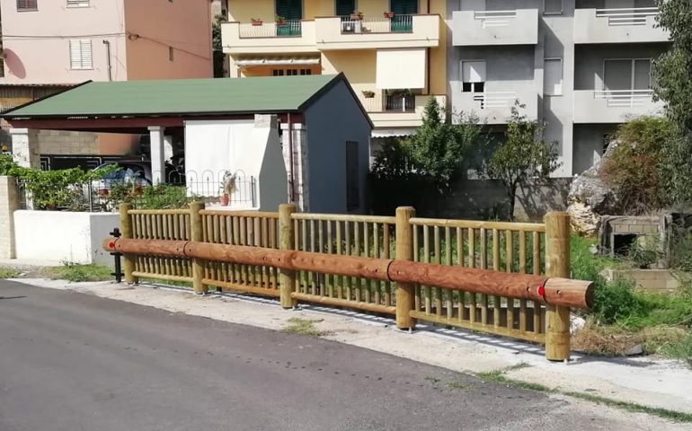 Triei si rifà il look. Nuove ringhiere in legno nel ponte Marronai