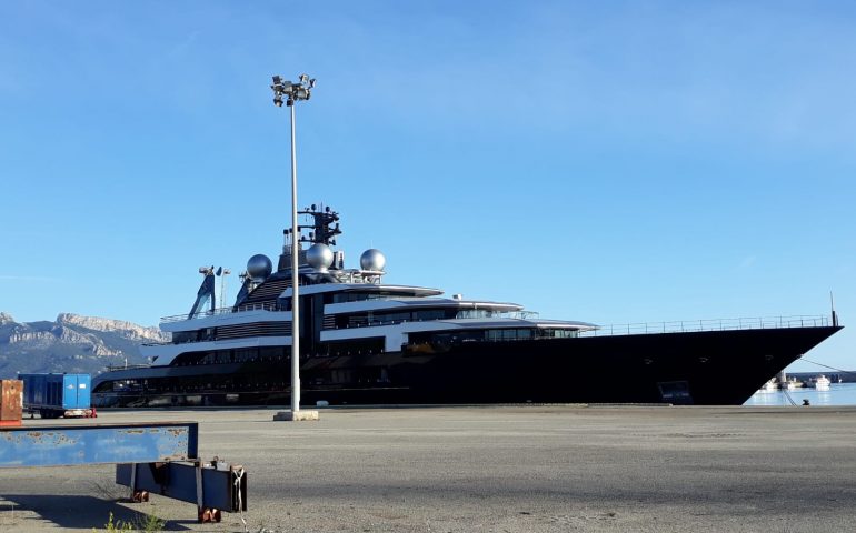Arbatax, il super yacht da 600 milioni di euro ormeggia nel porto ogliastrino