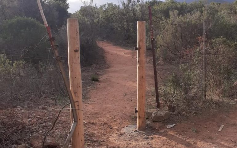 Rubato il cancello nella stradina che porta a Su Sirboni. Lorrai: “Gesto miserabile e incivile”