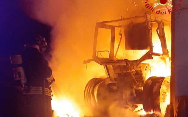 Siniscola, in fiamme un trattore agricolo. Non si esclude il dolo, indagano i carabinieri