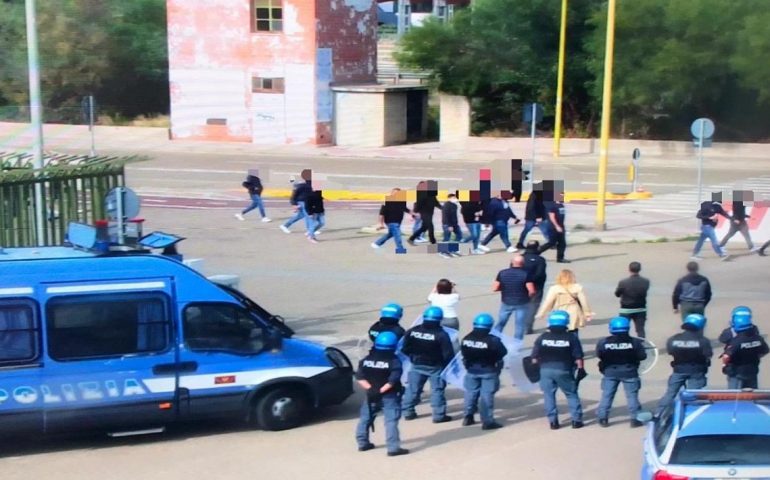 Insulti e lancio di oggetti verso i poliziotti durante Cagliari-Crotone: Daspo per 20 ultras rossoblù