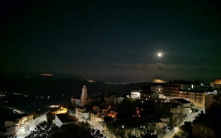 La foto del giorno. E la luna bussò…in Ogliastra