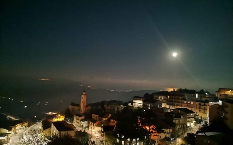 La foto del giorno. Guarda che luna…da Lanusei!