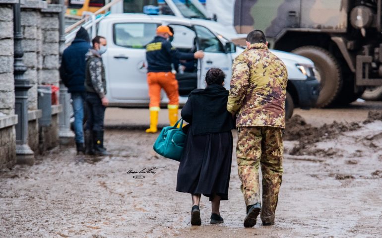 La foto del giorno. Un giovane sorregge un’anziana nel paese ferito di Bitti