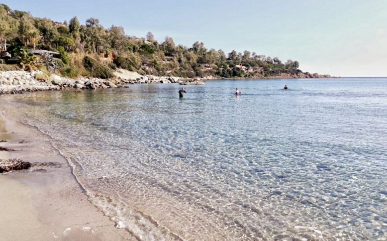 La fotonotizia. Porto Frailis il 6 novembre: si va ancora al mare a fare il bagno!