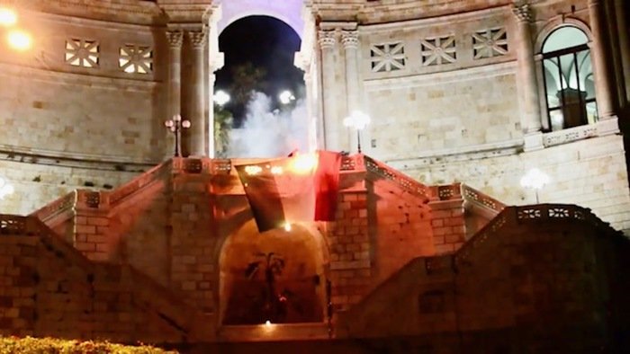 Cagliari: violano la prima notte di coprifuoco e bruciano un tricolore al Bastione