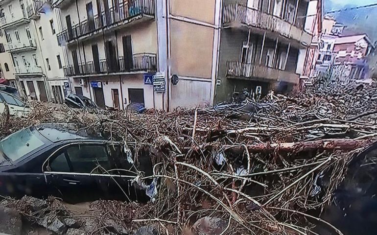 (Video) Alluvione Bitti, le terribili immagini di oggi: le strade del paese sommerse da fango e detriti