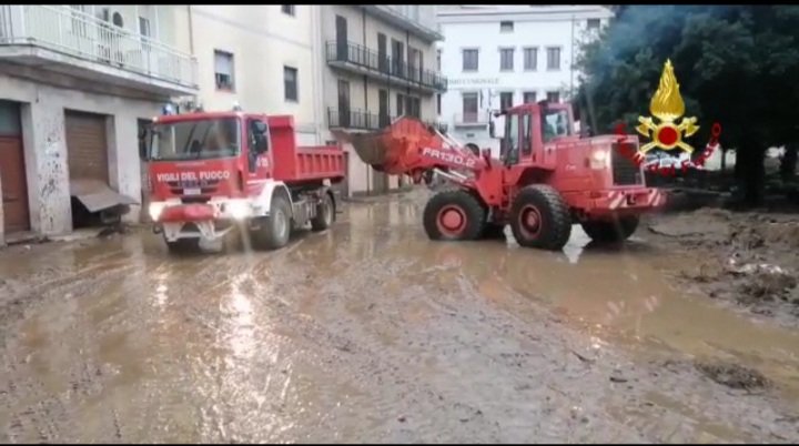 Alluvione in Sardegna, a Bitti ritrovato il corpo dell’anziana dispersa. A Torpè tracima diga: famiglie evacuate
