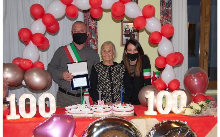 (Foto) “Tzia” Chicca Todde festeggia i cent’anni. Il Comune di Tonara la premia con una targa