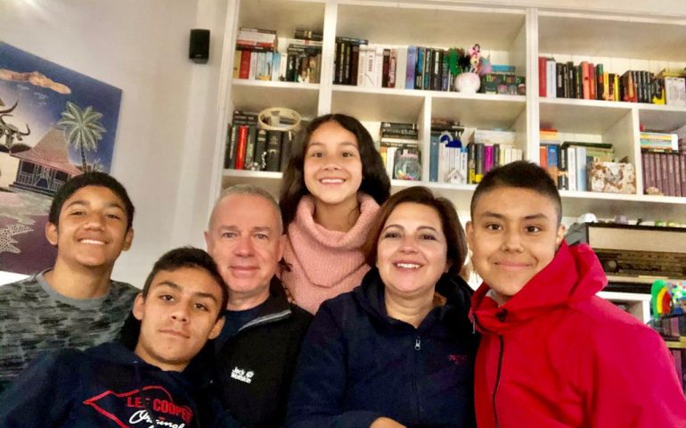 La storia di Livio Angoletta e Carla Sardano, da Tortolì a Bogotà per l’adozione dei loro 4 figli: “Siamo così fortunati”
