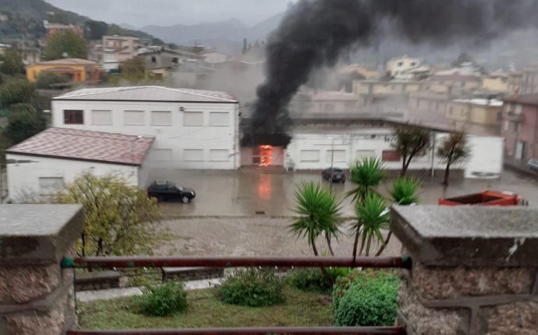 (Video) Tertenia, spaventoso incendio nel “vecchio” asilo a causa di un fulmine
