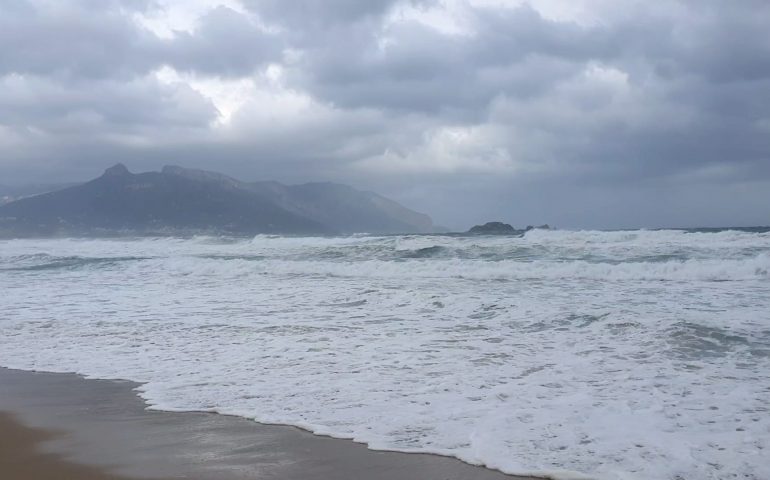 (Video) Il mare in tempesta nella spiaggia “La Capannina” ad Arbatax