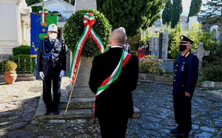 La fotonotizia. Il Vicesindaco di Nuoro depone una corona di fiori nel cimitero comunale, in commemorazione dei defunti