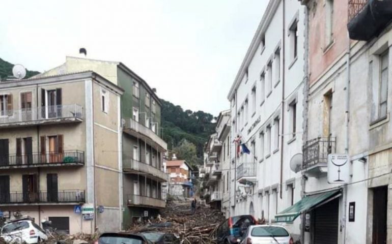 (Video) Dramma a Bitti, fiume d’acqua e fango nel centro abitato: un morto e un disperso