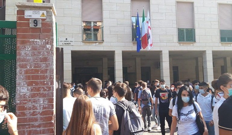 Scuole, proposta del Governo: in classe anche la domenica e lezioni sino alle 20