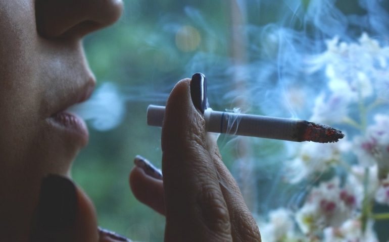Nuova stretta anticovid a Sassari: vietato spostare la mascherina per fumare