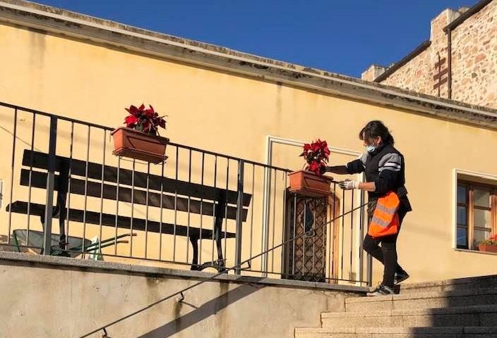 La fotonotizia. I ragazzi del Progetto Sociale Lotzorai abbelliscono la cittadina per Natale