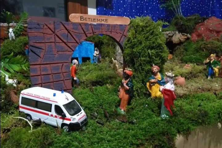 Un’ambulanza nel presepe di una famiglia di Arzana: “Ricordiamo chi ha dato tutto in questo 2020, anche la stessa vita”