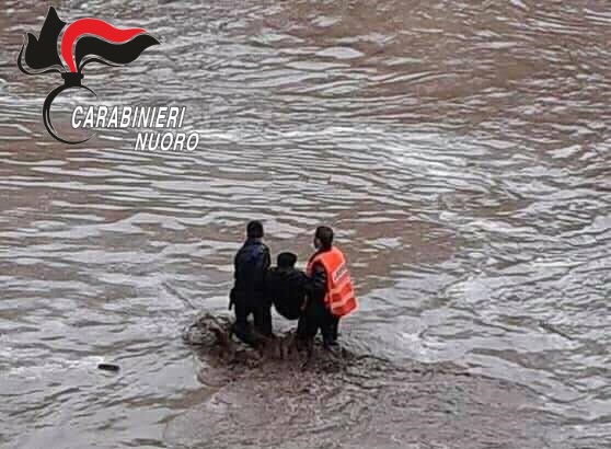Bitti, i carabinieri salvano un anziano durante l’alluvione: stava per essere portato via dalla furia dell’acqua