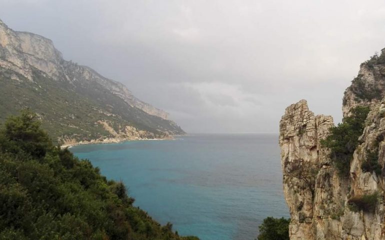 La foto del giorno. A Baunei l’abbraccio tra mare e montagna