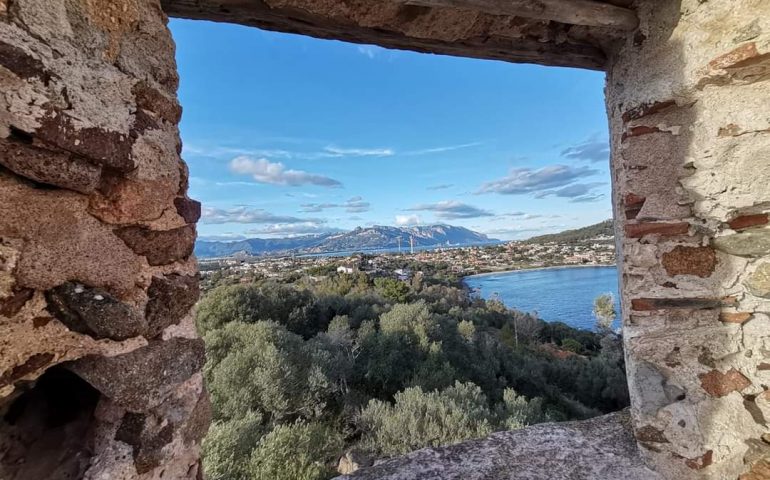 La foto del giorno. Una finestra su Tortolì e sul mare