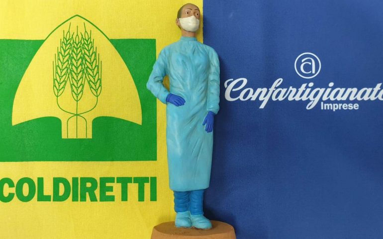 Nuoro, da agricoltori e artigiani una statuina dell’operatrice sanitaria al Vescovo: in pandemia la solidarietà dei lavoratori